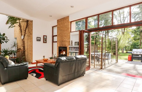 Thetford Cabaña | 1 ALEUTIA GARDENS, family friendly, with hot tub in Thetford