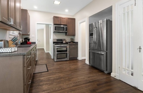 Hillsboro Casa | #1 Art Filled 2 Bed Tudor Brick Home - Downtown Hillsboro