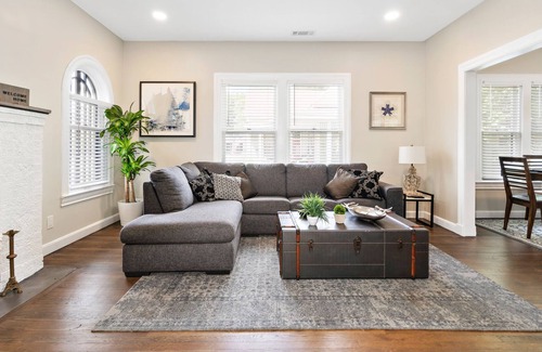 Hillsboro Casa | #1 Art Filled 2 Bed Tudor Brick Home - Downtown Hillsboro