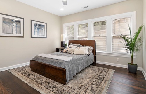 Hillsboro Casa | #1 Art Filled 2 Bed Tudor Brick Home - Downtown Hillsboro
