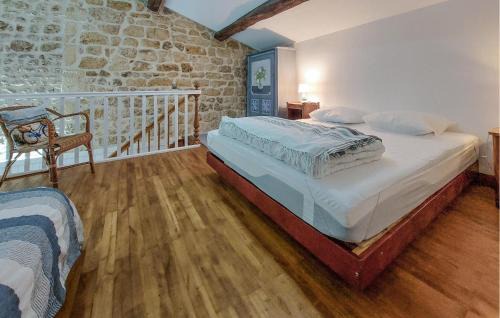 La Gripperie-Saint-Symphorien Casa | 1 Bedroom Cozy Home In La-Gripperie-Saint-Sym