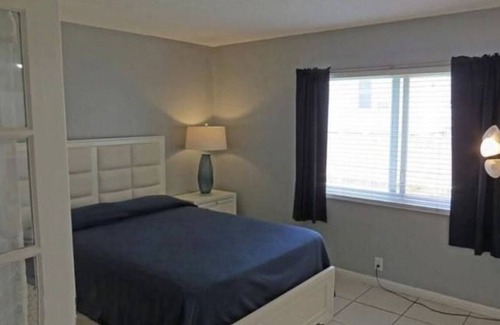 Dolphin Isles Condominio | 1 B / R Condo - Ubicación privilegiada y 1 minuto a pie de Ocean Beach, restaurantes y bares