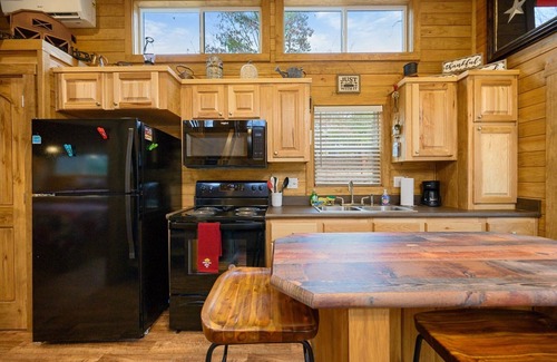 Broken Bow Cabina | 1 bdr + loft brand new tiny home w/ hot tub by a seasonal creek
