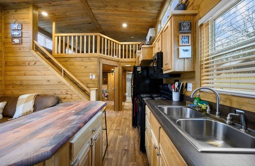 Broken Bow Cabina | 1 bdr + loft brand new tiny home w/ hot tub by a seasonal creek