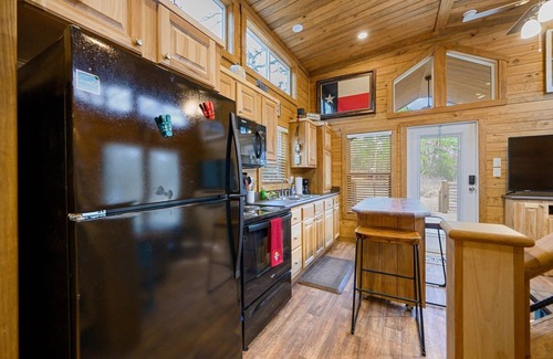 Broken Bow Cabina | 1 bdr + loft brand new tiny home w/ hot tub by a seasonal creek