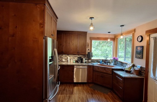 Nelson Casa | 1 bdrm, 2 bed in a house to yourself mins from sandy beaches, trails and Nelson!