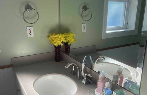 Eatontown Casa | 1 beautiful master bedroom , bathroom ( Not an entire house )