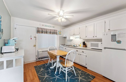 Stone Harbor Condominio | 1 Bed/ 1 Bath Full Kitchen close to Downtown and Beach