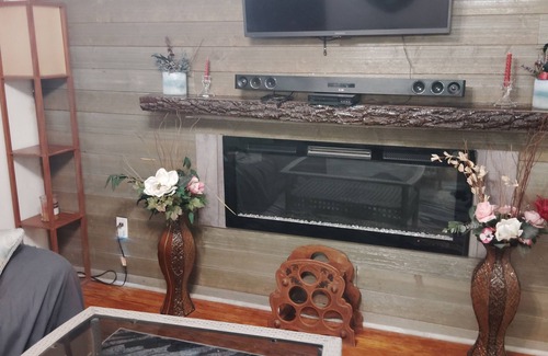 South Hyde Park Casa | 1 Bed/1 Bath near UMKC and The Plaza