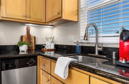 Eastside Santa Cruz Casa | 1 Bed/1 Bath plus Office - Beachy, Clean and Comfortable