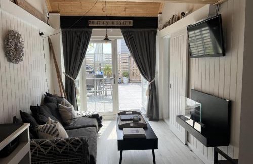 South Hayling Casa | 1 Bed Cabin - Sleeps 2 - Pets - Garden - Parking