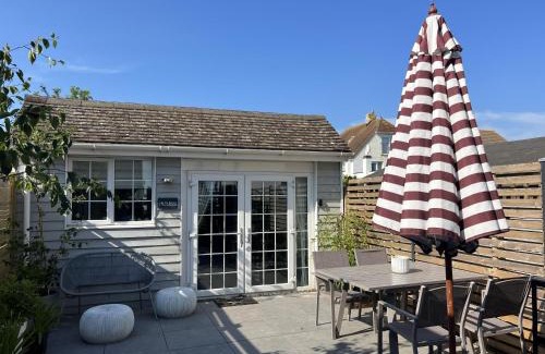 South Hayling Casa | 1 Bed Cabin - Sleeps 2 - Pets - Garden - Parking