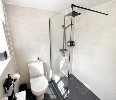South Hayling Casa | 1 Bed Cabin - Sleeps 2 - Pets - Garden - Parking
