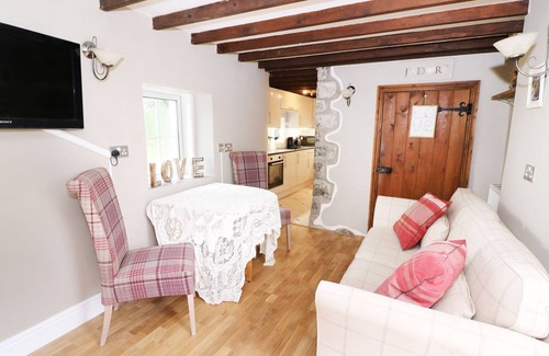 Llandyssiliogogo Cabaña | 1 bed Clock house cottage with hot tub, West Wales