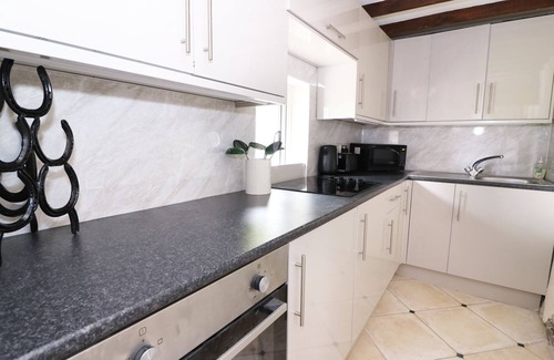 Llandyssiliogogo Cabaña | 1 bed Clock house cottage with hot tub, West Wales