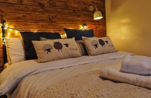 Holsworthy Casa | 1 Bed Cottage - Hot Tub Pool Wifi Pets