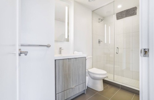 Flemingdon Park Condominio | 1 Bed + Den Luxe Suite -Inn On The Park at Sunnybrook - North York
