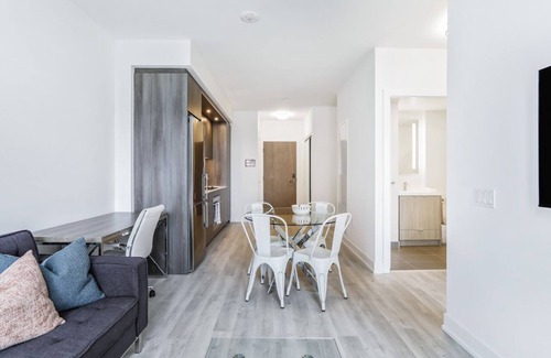 Flemingdon Park Condominio | 1 Bed + Den Luxe Suite -Inn On The Park at Sunnybrook - North York