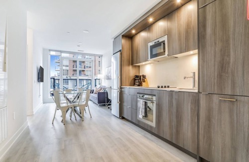 Flemingdon Park Condominio | 1 Bed + Den Luxe Suite -Inn On The Park at Sunnybrook - North York