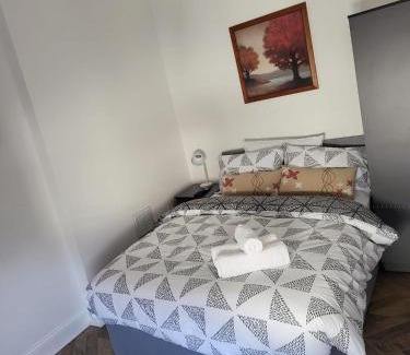 Stone Apartamento | 1 Bed Flat - Sleeps 2 - Parking - Wifi