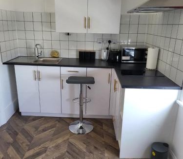 Stone Apartamento | 1 Bed Flat - Sleeps 2 - Parking - Wifi