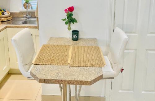 Eglinton Apartamento | 1 Bed Flat - Sleeps 2 - Pets - Parking - Garden