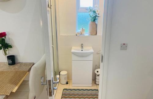 Eglinton Apartamento | 1 Bed Flat - Sleeps 2 - Pets - Parking - Garden