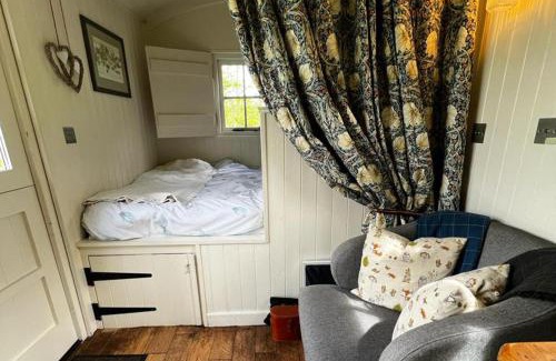 Crawcrook Casa | 1 Bed Glamping Hut - Firepit Fireplace Views