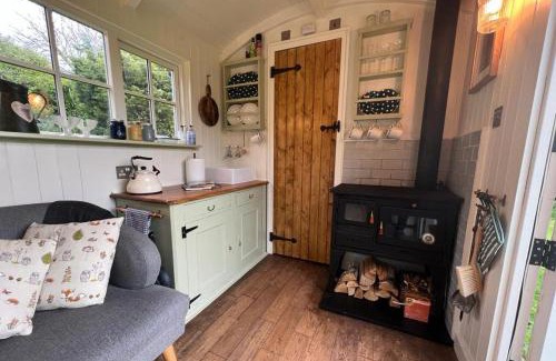 Crawcrook Casa | 1 Bed Glamping Hut - Firepit Fireplace Views