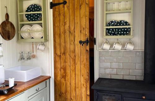 Crawcrook Casa | 1 Bed Glamping Hut - Firepit Fireplace Views