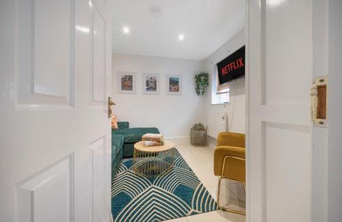 Gloucester Casa | 1 bed house, free parking, 15 minutes from Cheltenham races