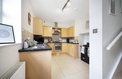 Gloucester Casa | 1 bed house, free parking, 15 minutes from Cheltenham races