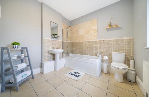 Gloucester Casa | 1 bed house, free parking, 15 minutes from Cheltenham races