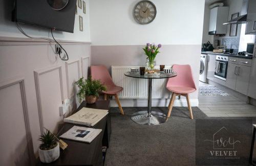 Castle Apartamento | 1 Bed House , Free WiFi,Free Parking,Leasure,Business