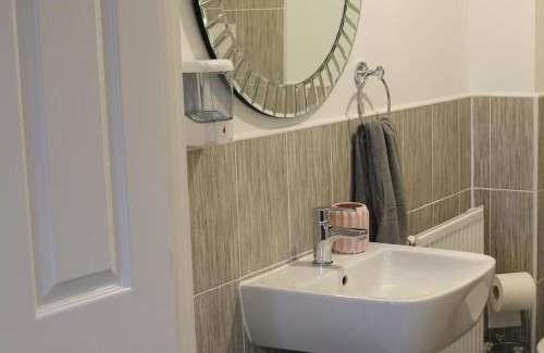 Peterborough Casa | 1-Bed House - Sleeps 2 - Parking Wifi