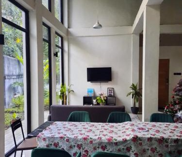 Zamboanga Casa | 1 Bed House - Sleeps 2 - Pets - Parking - Wifi