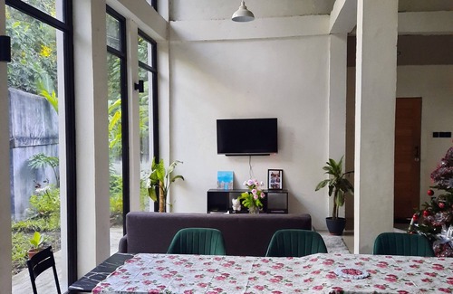 Zamboanga Casa | 1 Bed House - Sleeps 2 - Pets - Parking - Wifi