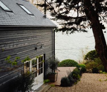 Newlyn Casa | 1-bed luxury seafront cabin in heart of Newlyn, Mousehole