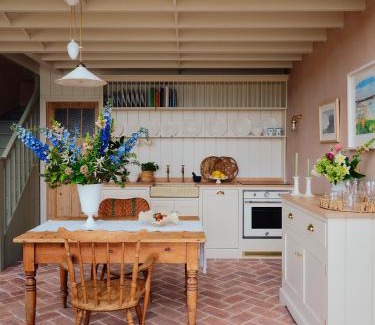 Newlyn Casa | 1-bed luxury seafront cabin in heart of Newlyn, Mousehole