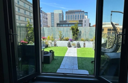 The Westside Apartamento | Unique Penthouse With Jacuzzi & Garden