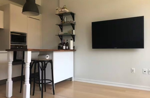 Southeast False Creek Condominio | 1-bed pet-friendly Olympic Village condo with pool & hot tub, 5 min from seawall