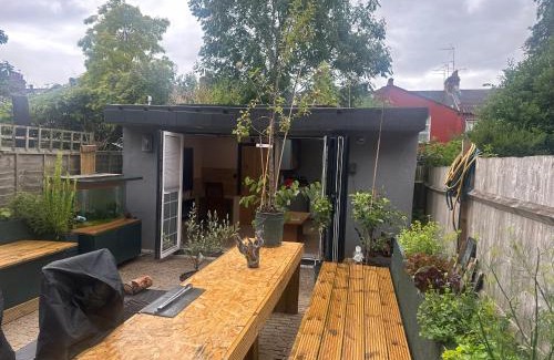 Childs Hill Apartamento | 1 Bed Studio - Sleeps 2 - Parking - Wifi