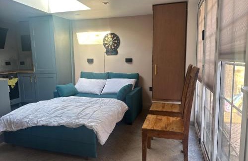 Childs Hill Apartamento | 1 Bed Studio - Sleeps 2 - Parking - Wifi