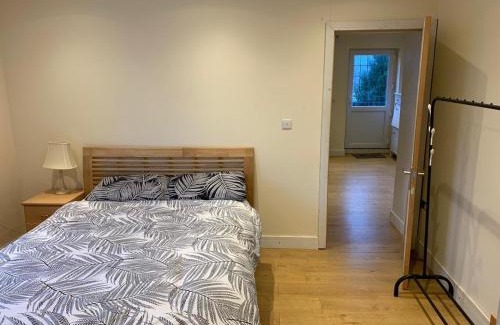 High Wycombe Casa | 1-Bed unit 10 minute drive from Hellfire Caves