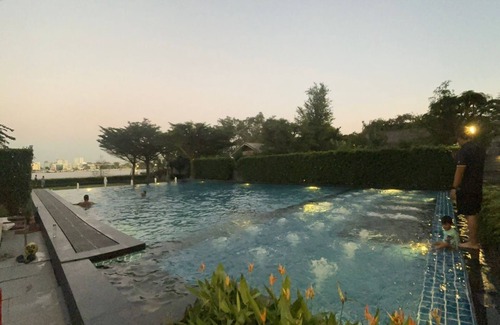 Rat Burana Apartamento | 1-bedroom riverside Bangkok apartment with washing machine, infinity pools, etc