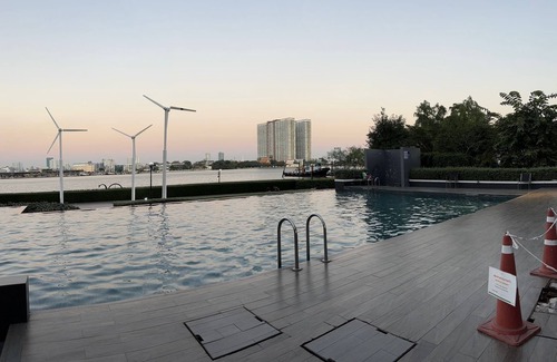 Rat Burana Apartamento | 1-bedroom riverside Bangkok apartment with washing machine, infinity pools, etc