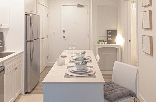 Crescent Heights Apartamento | 1 Bedroom 1 Bathroom - This is a Jr. Compact luxury suite "Ashwood"