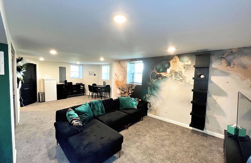 Central Forest Park Apartamento | 1 Bedroom 1 Bathroom Apartment with Private Entrance & Guest Suite