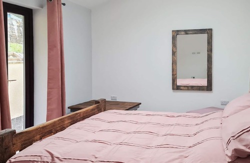 Ynysddu Cabaña | 1 bedroom accommodation in Mynydd Islwyn