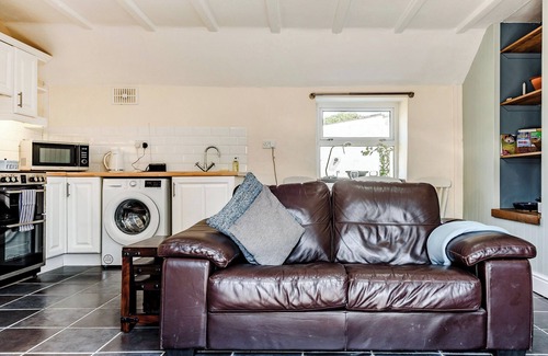 Haverfordwest Cabaña | Picked for its beautiful hamlet location and close to the coast - a perfect couples retreat.